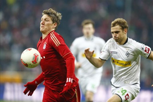 Former German international Olaf Thon thinks that Bayern Munich midfielder Bastian Schweinsteiger is in decline as a footballer.