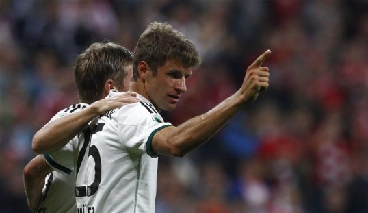Bayern Munich star Thomas Mueller admits he would like to see his side replicate Arsenal's famous feat of 2003/04 and go a season unbeaten in the league.