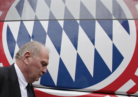 Uli Hoeness will remain in his role as president of Bayern Munich despite facing trial on charges of tax evasion.