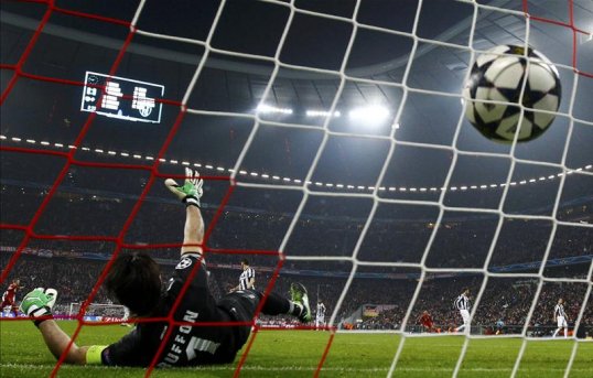 Former Bayern Munich and Germany captain Franz Beckenbauer has apologised to Juventus goalkeeper Gianluigi Buffon for calling him a 'pensioner'.
