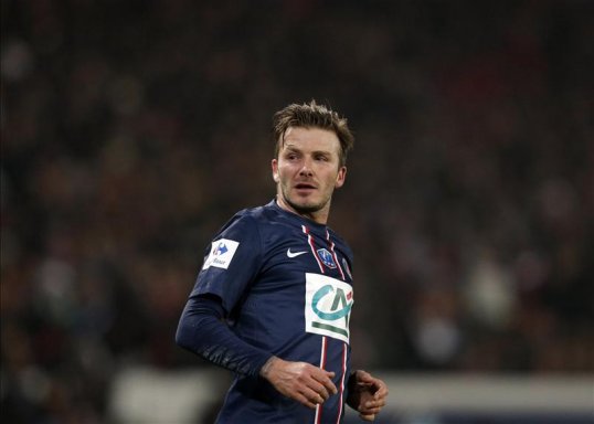 Paris Saint-Germain midfielder David Beckham has announced that he would like to emulate his former Manchester United team-mate Ryan Giggs who will make his 1000th career appearance this weekend.