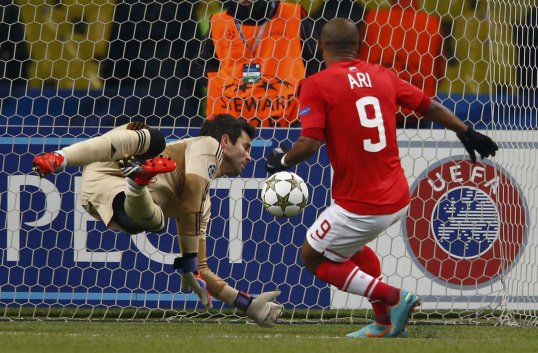 Spartak Moscow were handed three points by Benfica courtesy of a Jardel Vieira own goal in a 2-1 Champions League victory for the hosts.