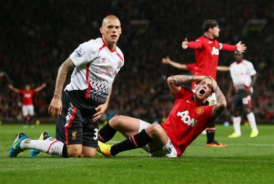 Napoli manager Rafael Benitez is plotting a raid on Liverpool to sign defender Martin Skrtel, according to reports in Italy.