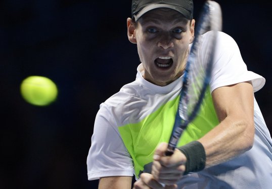 World number six Tomas Berdych has beaten Jo-Wilfried Tsonga after the Frenchman crumbled at the ATP World Tour Finals in London.