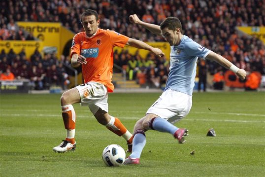 Neil Eardley has signed a contract with Championship side Birmingham City.