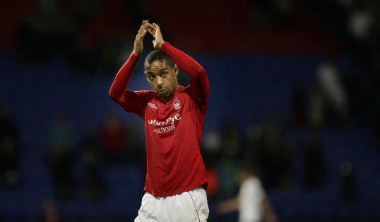 Dexter Blackstock wants talks over a new Nottingham Forest contract.