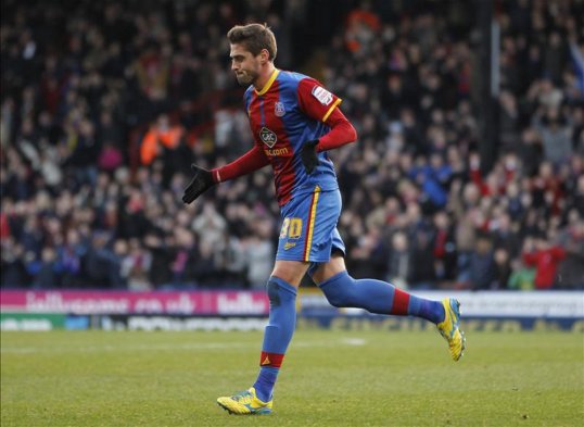 Bolton Wanderers manager Dougie Freedman has gone back to old club Crystal Palace to snap up Brazilian playmaker Andre Moritz.