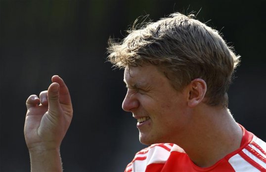 Durham all-rounder Scott Borthwick claimed a six wicket haul against Surrey as he confined the hosts to a second innings total of 229 at the Oval