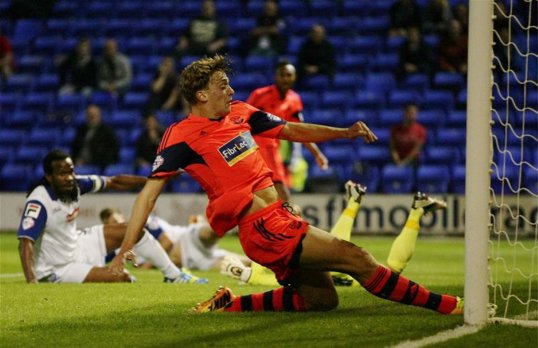High-flying Bradford City boss Gary Parkinson is swooping for Bolton Wanderers striker Tom Eaves - to win a loan fight for his signature.