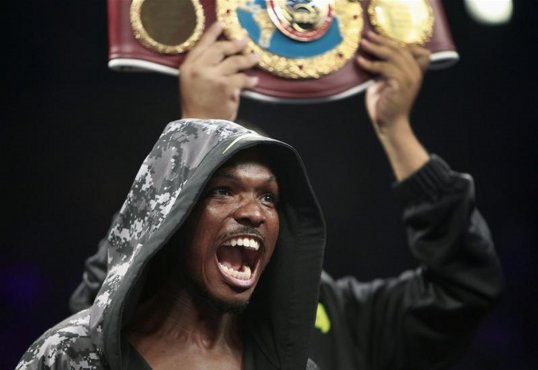 Timothy Bradley defeated Juan Manuel Marquez in a split decision to retain his WBO world welterweight title in Las Vegas.