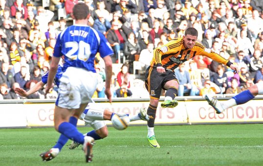Hull City have agreed a deal to re-sign Manchester United youngster Robbie Brady on loan.