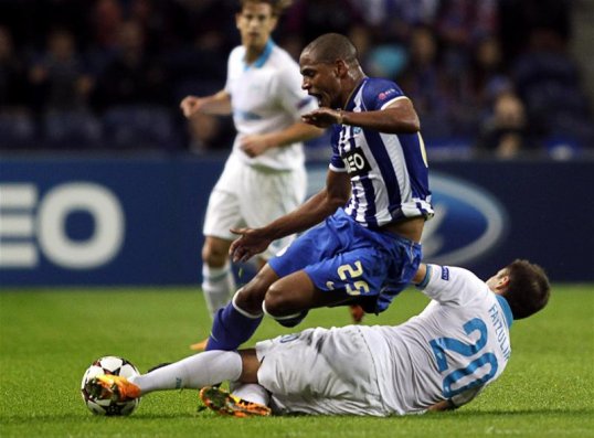 Brazilian-born Porto midfielder Fernando could choose to represent Portugal, according to his agent.