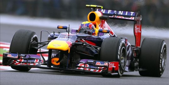 Red Bull’s Mark Webber has dropped to 15th place in the opening stages of the British Grand Prix at Silverstone.