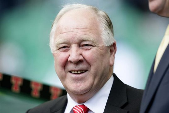 Aberdeen boss Craig Brown will retire from football management at the end of this season at the age of 72.
