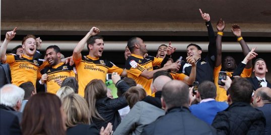 Hull City manager Steve Bruce hailed his players for the spirit they showed on an incredible final day of the Championship, which saw them earn promotion to the Premier League.