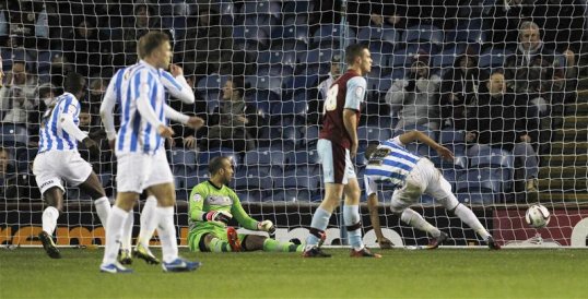 A goal from James Vaughan gave Huddersfield Town a 1-0 win over Burnley at Turf Moor in this Championship clash.