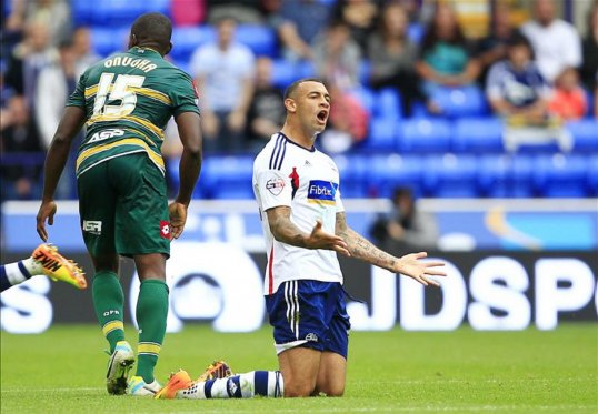 Burnley boss Sean Dyche wants Bolton Wanderers target man Craig Davies to join his push for the Premier League.