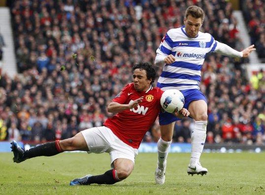 Former Queens Park Rangers midfielder Ákos Buzsáky has joined Portsmouth on an initial one-month contract.