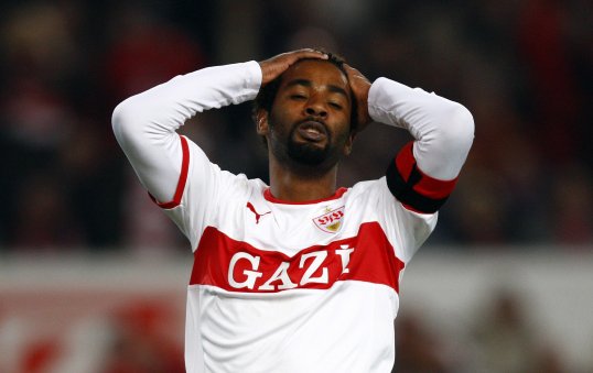 Stuttgart striker Cacau has been ruled out for at least three months after sustaining medial and cruciate knee ligament injuries in training.