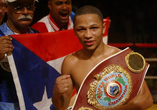 Former two-weight World Champion Iván Calderón has decided to hang up his gloves and retire as a boxer in order to train the future stars of the sport.