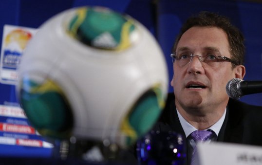 Fifa Secretary General Jerome Valcke has confirmed the Fifa Club World Cup will include goal line technology.