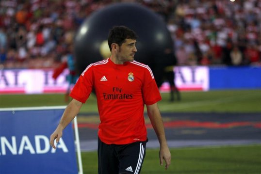 Arsenal manager Arsene Wenger is expected to use Tuesday night's international matches to weigh up a January bid for Iker Casillas of Spain.