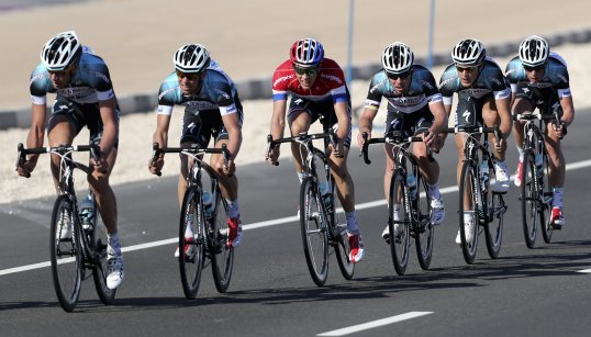 Mark Cavendish moved into the overall lead after securing another win in stage four of the Tour of Qatar.