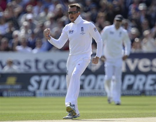 England have staged a fight back on day three of the fourth Ashes Test at Durham as Australia are reduced to 233 for seven in their first innings.