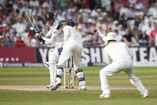 Stuart Broad and Ian Bell steered England to a lead of 261 over Australia with a potentially match-winning partnership of 108 in the evening session at Trent Bridge.