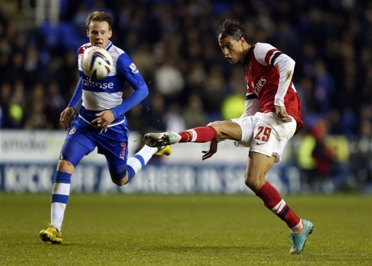 Arsenal striker Marouane Chamakh has joined West Ham United on loan until the end of the season.