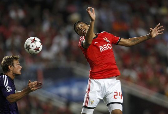 Chelsea are thought to be looking into the signing of Benfica defender and Manchester United target Ezequiel Garay, SportsDirect News understands.