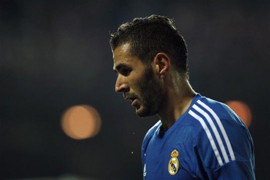 Chelsea manager Jose Mourinho is believed to be considering a January move for Real Madrid striker Karim Benzema.
