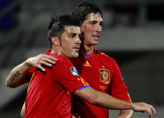 Atletico Madrid are believed to be lining up a move for Chelsea striker Fernando Torres in a bid to re-unite him with fellow Spaniard David Villa.