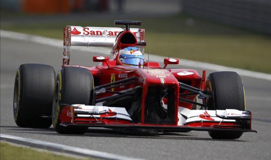 Mercedes' Lewis Hamilton held his first position in the first lap of the Chinese Grand Prix as the two Ferraris also start wll.