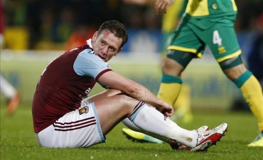 West Ham make one change from the side that lost 3-1 to Norwich City before the international break for the visit of London rivals Chelsea on Saturday evening.