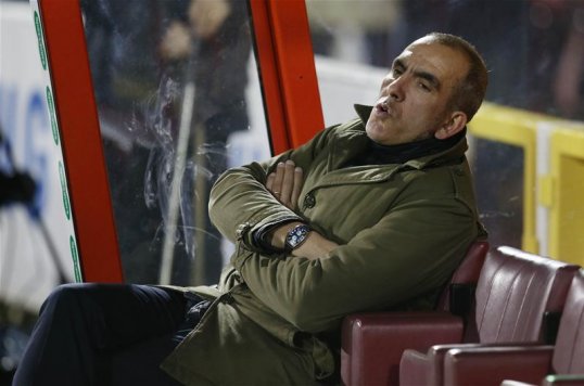 Ex-Swindon Town manager Paolo Di Canio is reportedly talking to Reading regarding the vacant managerial position at the Madejski Stadium.
