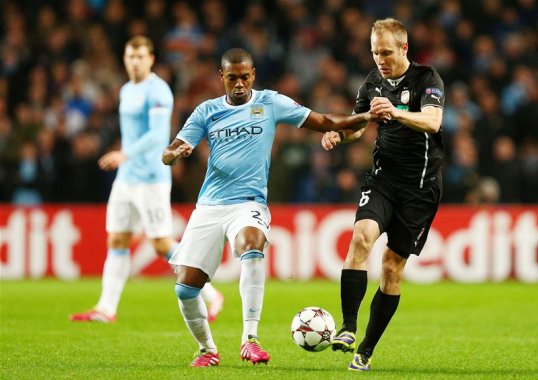 Manchester City midfielder Fernandinho paid a surprise visit to his former Shakhtar Donetsk teammates ahead of the Ukrainian club's Champions League clash with Manchester United.