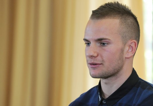 Manchester United midfielder Tom Cleverley has backed Wayne Rooney to be the next England captain.
