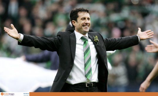 Ex-Scotland midfielder John Collins has weighed into the public spat between the team's manager Craig Levein and the captain Steven Fletcher.