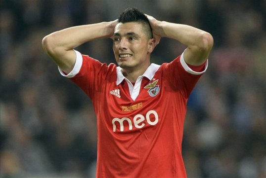 Europa League runner-up Oscar Cardozo is on the verge of completing a switch to Turkish giants Fenerbahce according to his agent.