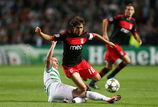 S.L. Benfica midfielder Pablo Aimar could be on his way to Al Ahli in Dubai after the Middle East club have offered the Argentine a contract.