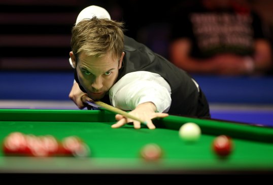 World number 15 Ali Carter knocked Mark Joyce out of the UK Snooker Championships with a 6-2 victory in the second round.