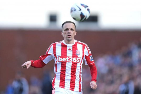 Crystal Palace boss Tony Pulis is eyeing a move for his former Stoke City winger Matt Etherington.