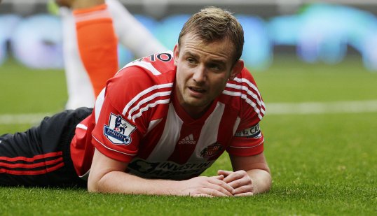 Sunderland captain Lee Cattermole has suffered a setback in his bid to return from injury.