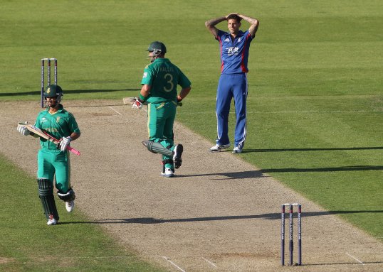 South Africa have struck first in the Twenty20 international series against England as Jacques Kallis and JP Duminy ushered the Proteas to a seven-wicket victory at Durham.