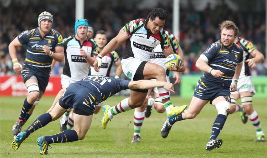 Harlequins kept their hopes of a home play-off fixture alive with a win over Worcester Warriors while defeat for Saracens stops them securing the top spot.