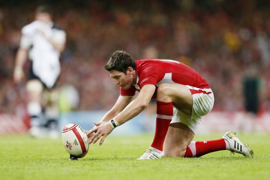 Former Wales dual-code international Jonathan Davies has backed James Hook to take up the national number 10 shirt.