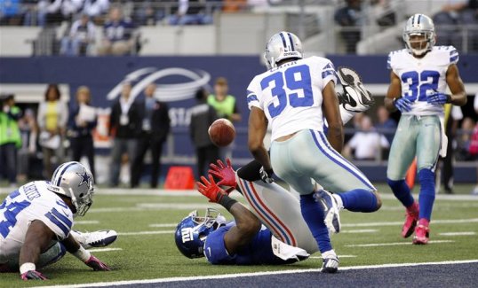 The Chicago Bears have released tight-end Kellen Davis after signing replacement Martellus Bennett from the New York Giants.