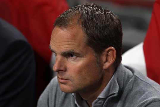 Ajax manager Frank de Boer has criticised Manchester City's players for failing to listen to their manager Roberto Mancini.