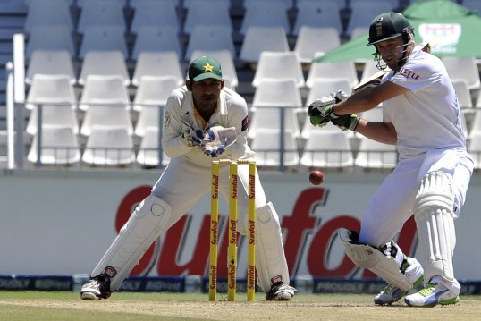 South Africa wicket keeper AB de Villiers equalled a world record of 11 catches in a Test match as the Proteas crushed Pakistan by 211 runs.